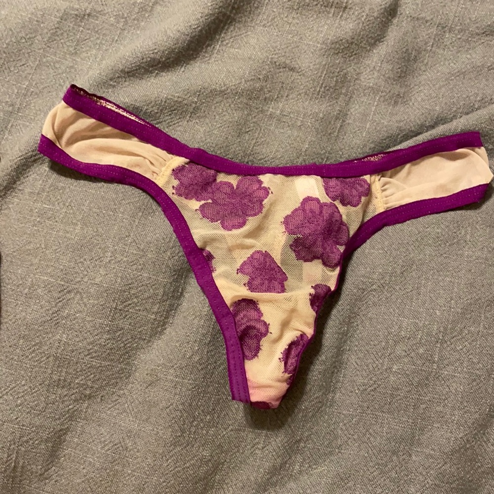Victoria’s Secret Pink Lace Thong Stretch Small